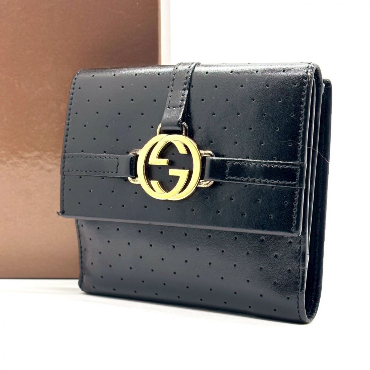 【意匠が光る黒の品格】　GUCCI　二つ折り財布 パンチング レザー Wホック インターロッキング 10カード　ブラック