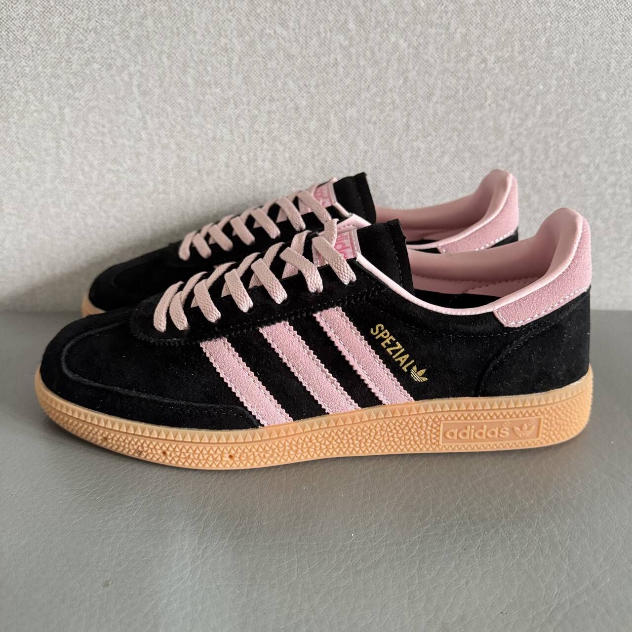 adidas originals HANDBALL SPEZIAL スニーカー 男女兼用 シューズ アディダス ローカットスニーカー スポーツシューズ カジュアルシューズ 防滑 箱付 ブラック＆ピンク