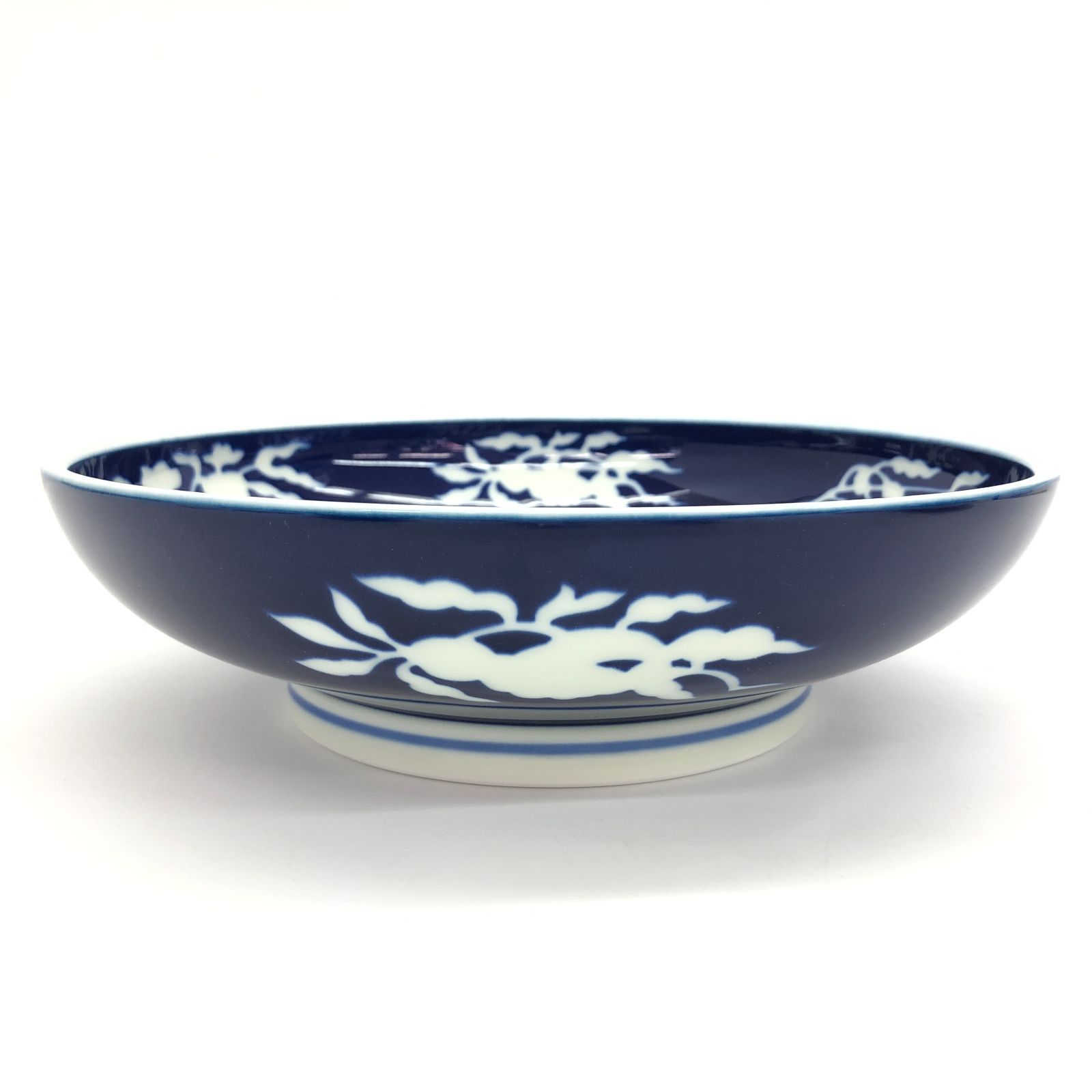 未使用　深川製磁　明宣徳年製写　草花折枝白抜紋　深皿　大皿　1客 有田焼 深川製 深川製磁 宮内庁御用達 明宣徳年製写 草花折枝白抜紋 大