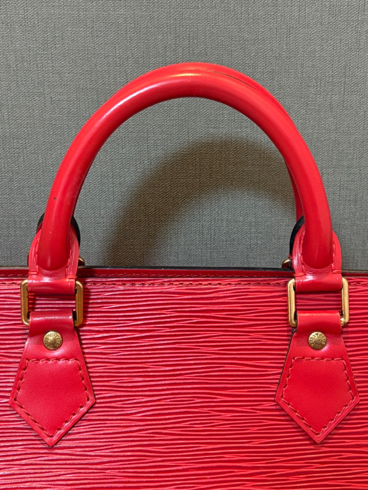 VUITTON エピ サックトリアングル ハンドバッグ LOUIS VUITTON ルイヴィトン エピ サックトリアングル ハンドバッグ
