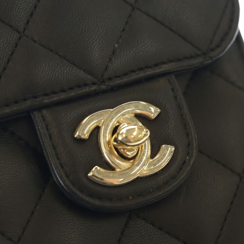 CHANEL (シャネル) マトラッセ フラップ フォンケース ラムスキン