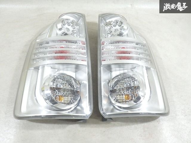 トヨタ テールランプ テールライト 左右 ヴォクシー DBA-ZRR70W ZRR70W