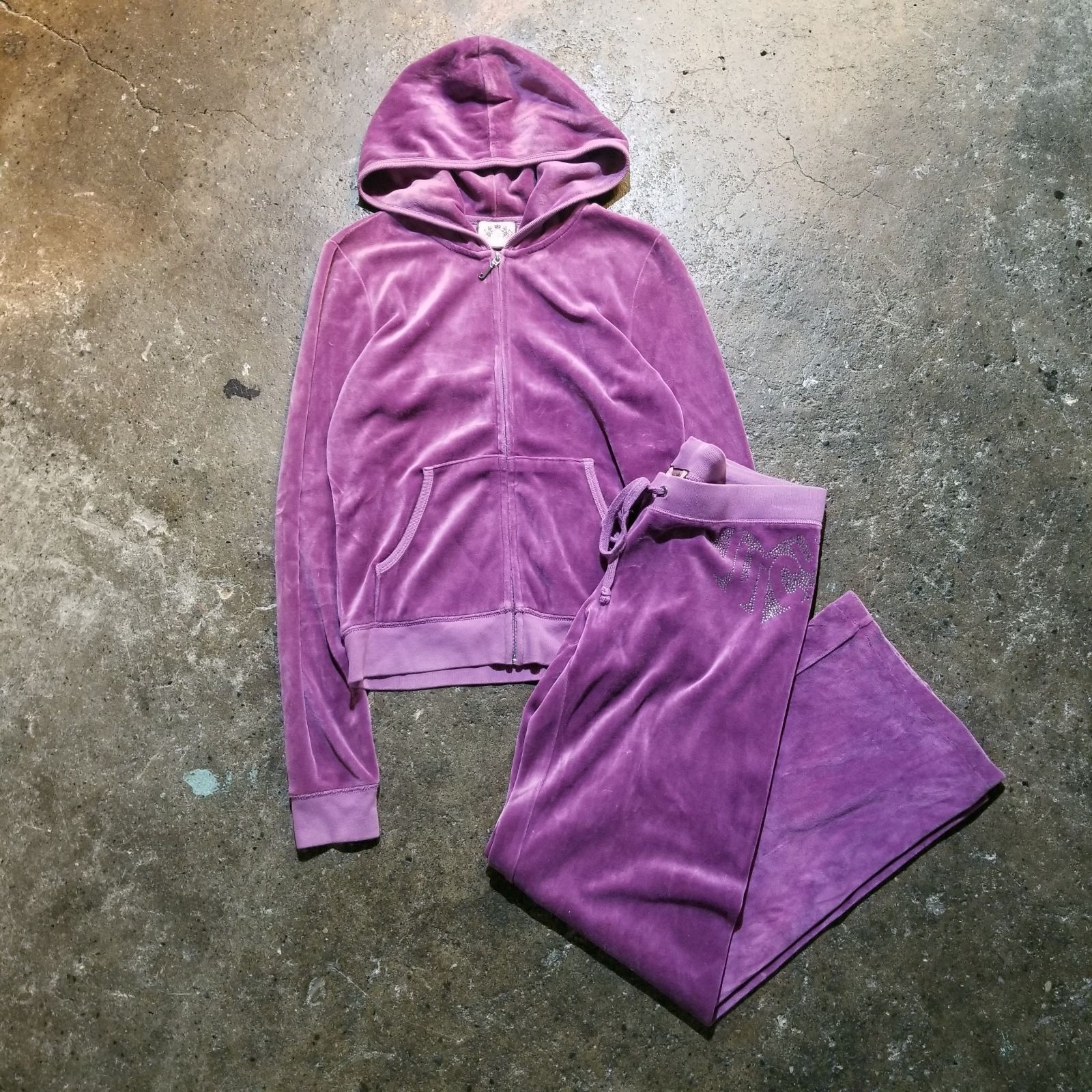 新品 ジューシークチュール　ベロアパーカー　セットアップ　ロゴ　ラインストーン Juicy Couture ベロアセットアップ ラインストーン M ジューシー