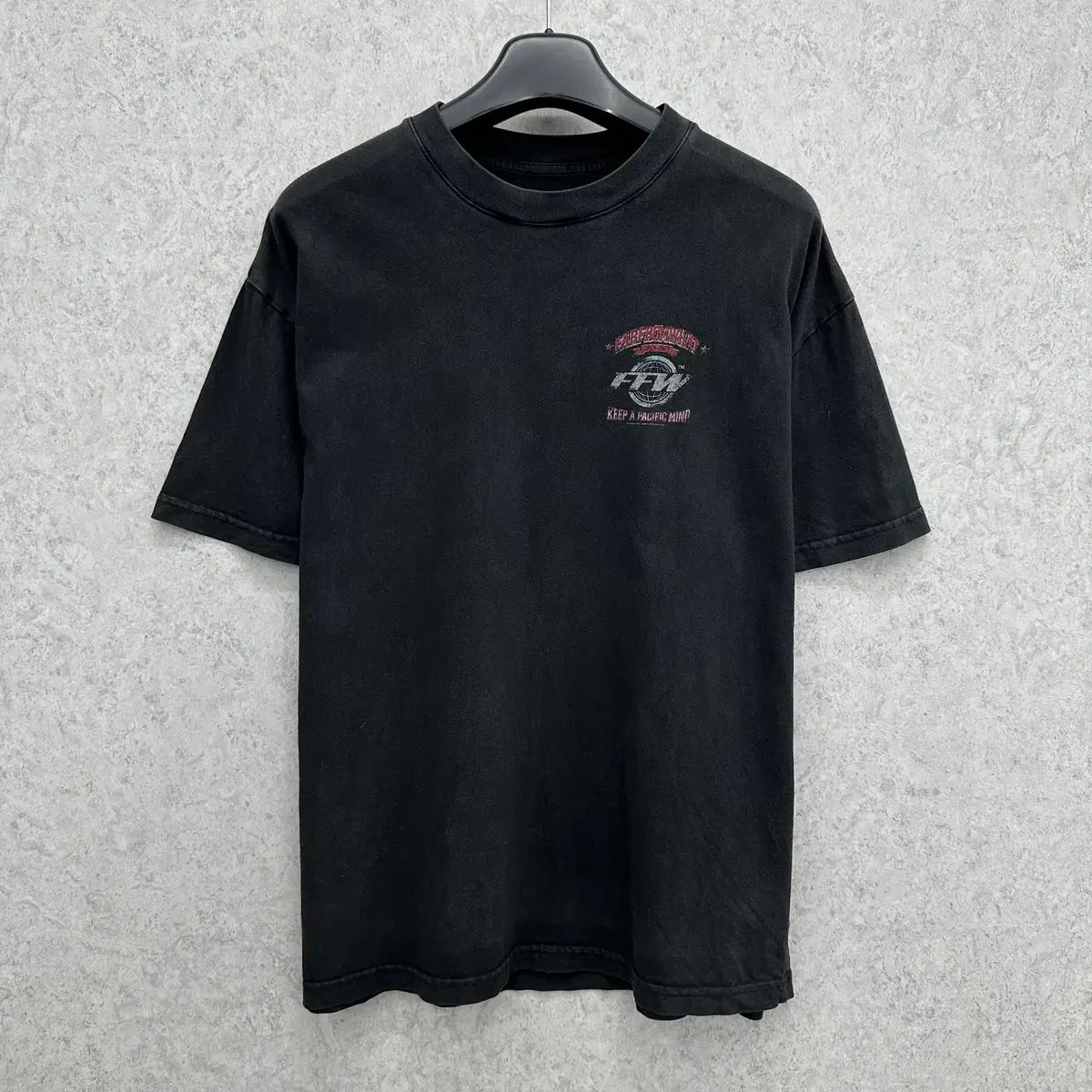 100 FAR FROM WHAT(ファーフロムワット) メンズ ルーズフィット 半袖 Tシャツ