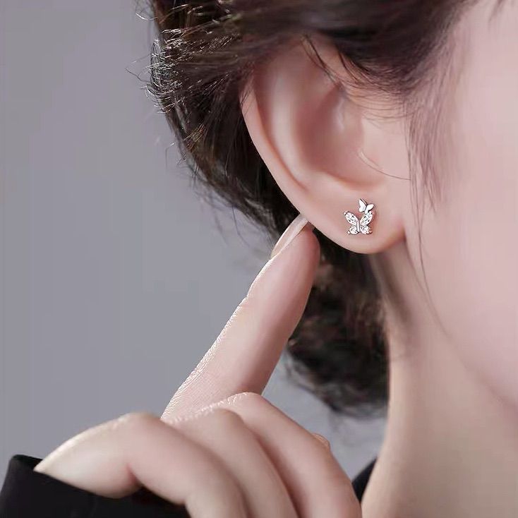 バタフライ 蝶々 ピアス ジルコニア シルバーカラー ESN067 - メルカリ