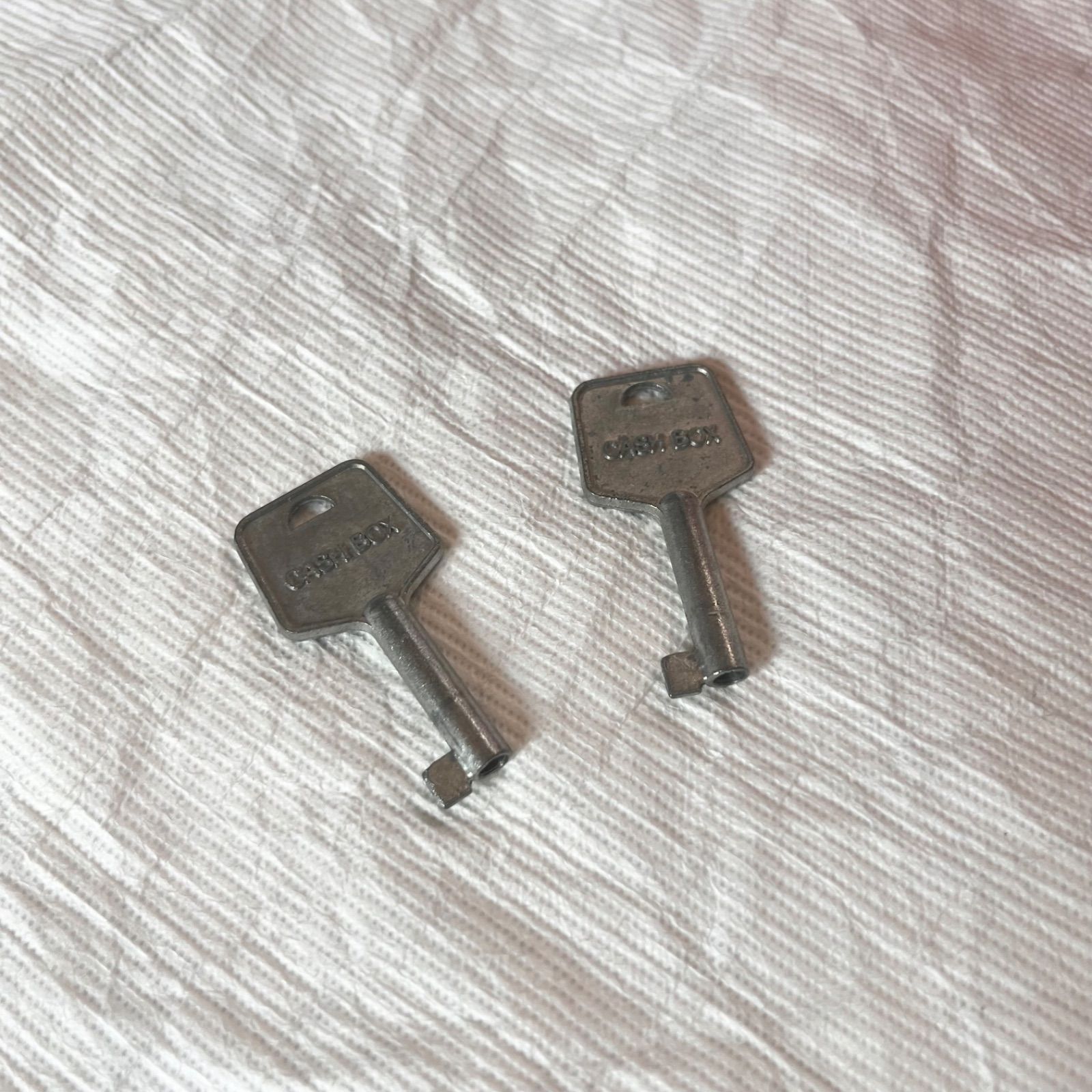 昭和レトロ ロッカー型 貯金箱 ミニ金庫 キャビネット 赤 - メルカリ
