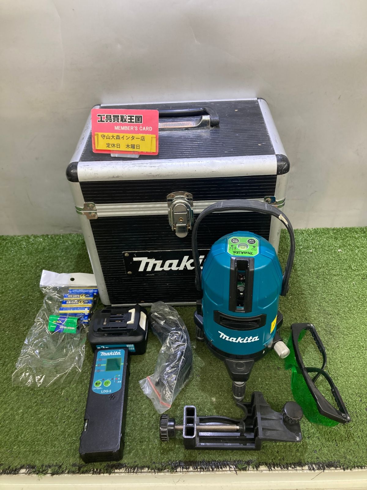 【中古品】【0921】★マキタ 10.8V充電式グリーンレーザー墨出し器 SK10GD+A-68806 本体＋単3形電池パック(乾電池別売)　IT3LYCXQ8V98