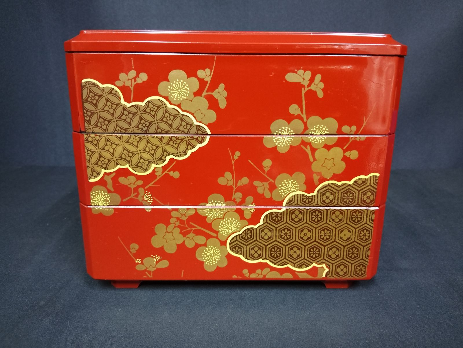 コレクション放出　中国清時代　青華　梅蜂紋重箱　共箱　送料込み0807 V058 三段重 重箱 お重 赤地 梅柄 和柄 おせち お正月 お花見 行楽