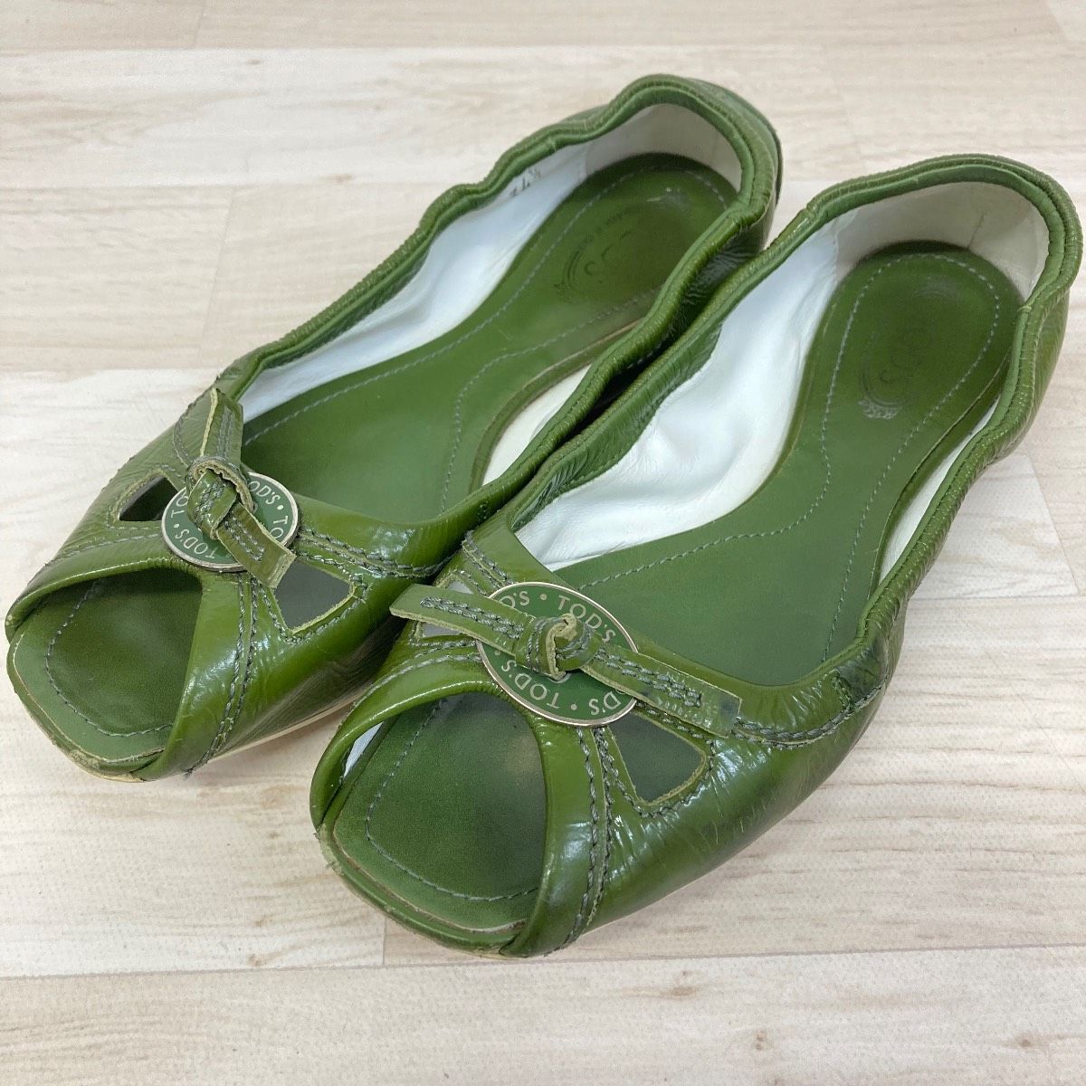 TOD'S グリーン エナメル フラットシューズ TOD'S トッズ オープントゥ パンプス/フラットシューズ グリーン系