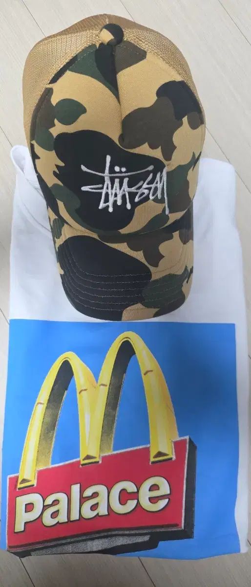 STUSSY × アベイシングエイプ トラッカーキャップ