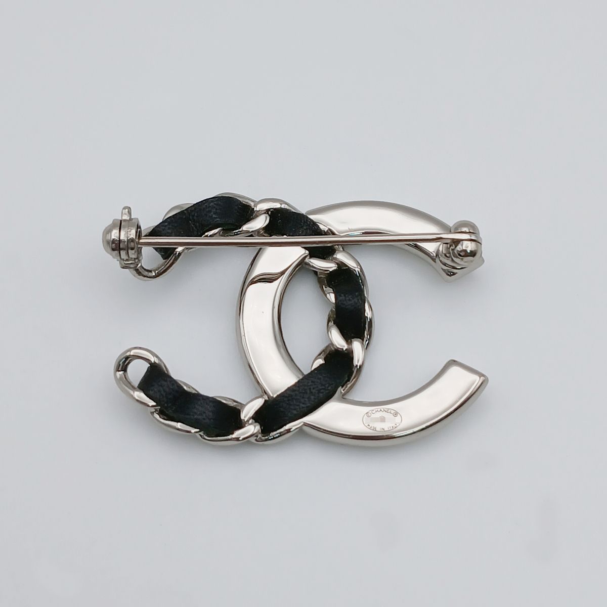 CHANEL シャネル ココマーク ブローチ B18K ラインストーン 編み込み ブローチ メタル ラムスキン シルバー ブラック レディース【中古】 CHANEL シャネル ココマーク ブローチ B18K ラインストーン 編み込み