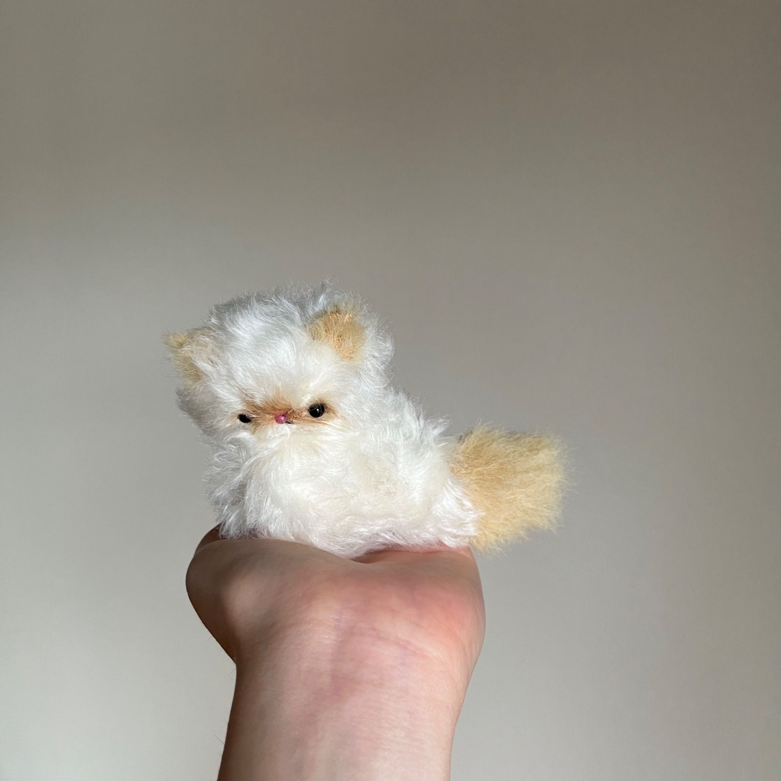 とけそうな、ねこ ( 淡い茶色と白の子 ) Cora 猫 ぬいぐるみ 作家