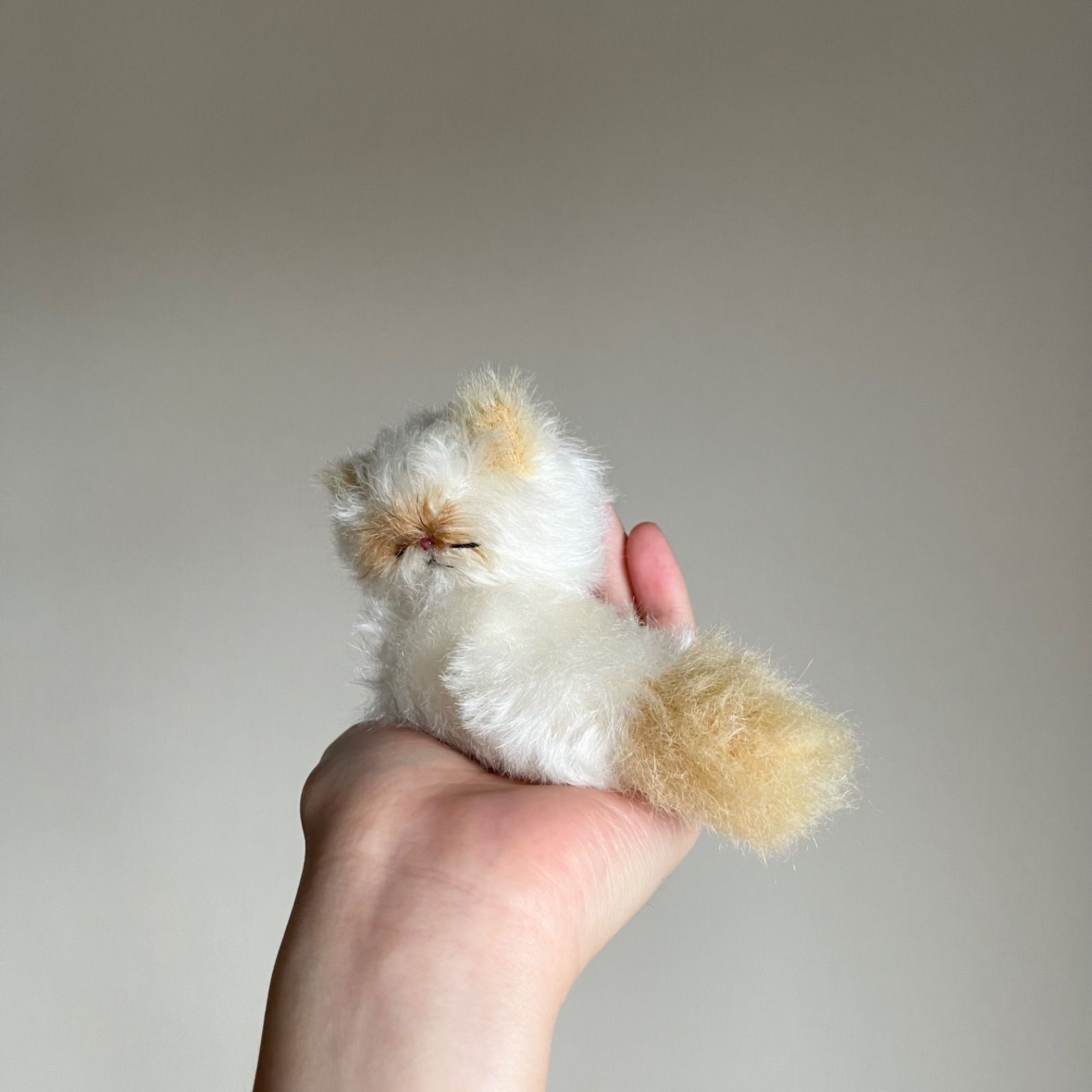 作家　ぬいぐるみ　アートドール　テディベア　仔猫　可愛い とけそうな、ねこ ( 淡い茶色と白の子 / すやぁ中 ) Cora 猫