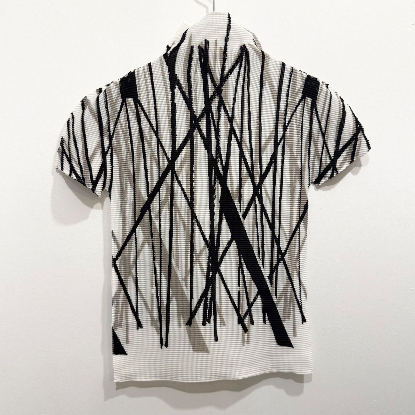 me ISSEY MIYAKE　半袖Tシャツ 黒と白の幾何学模様 me ISSEY MIYAKE ミー イッセイミヤケ 幾何学模様 ハイネック