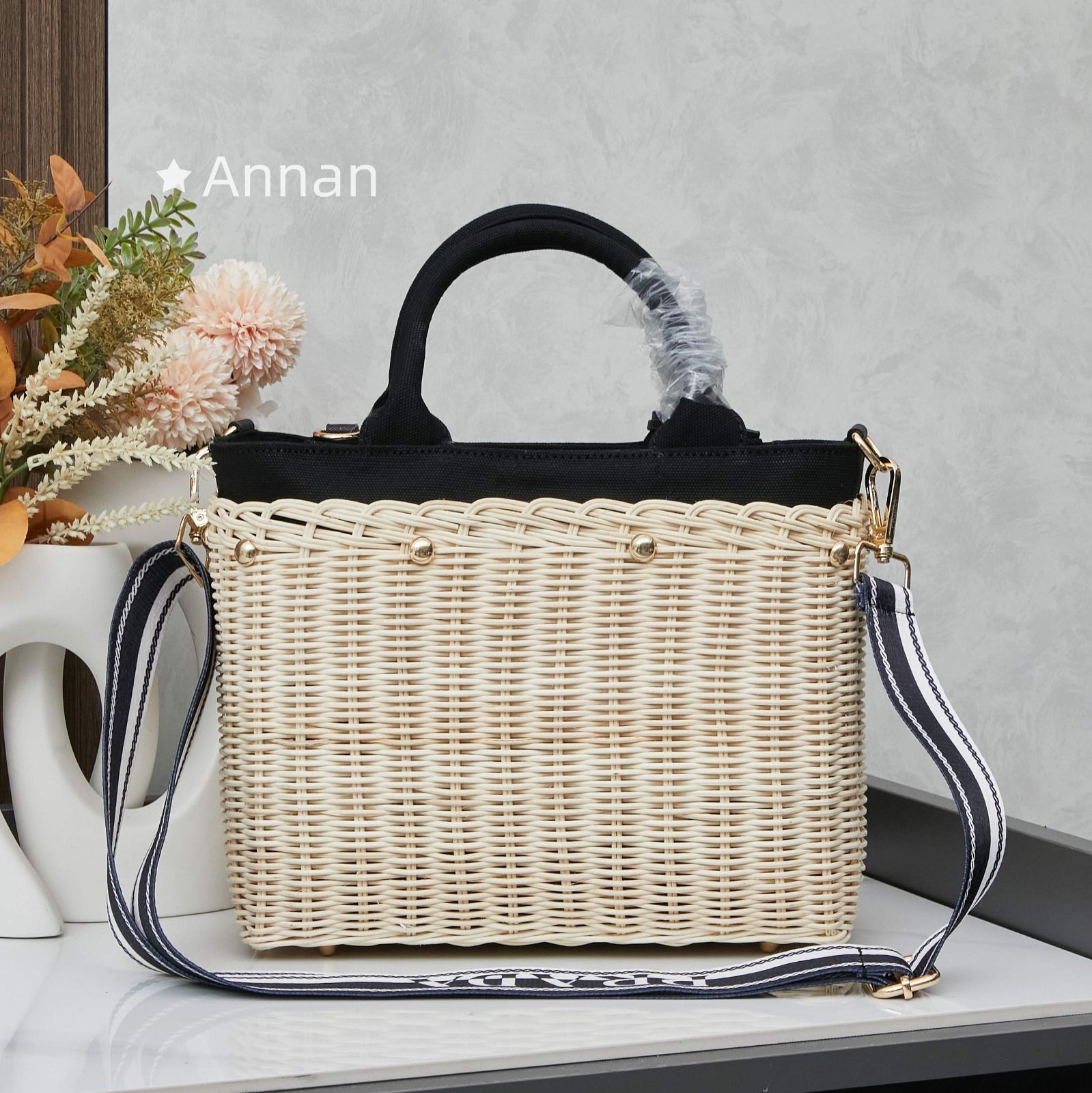 現行限定未使用に近い 美品☆超美品レディース PRADA プラダ 