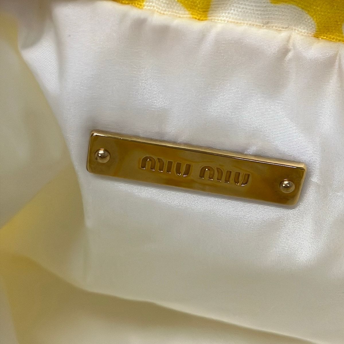 miumiu(ミュウミュウ) ポーチ美品 - イエロー×白 花柄/巾着型/RE-NYLON