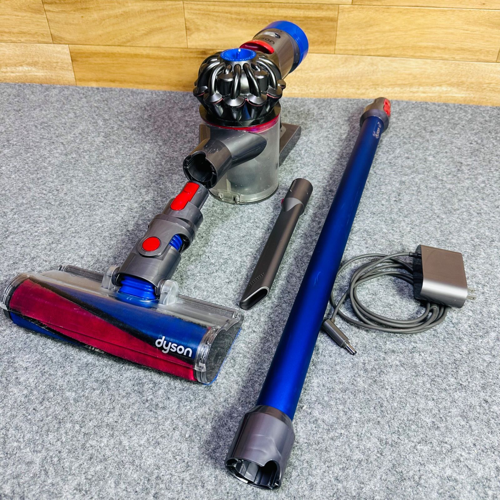 ＊訳あり＊dyson v7 SV11コードレス掃除機　付属品付き ダイソン コードレス掃除機 V7 SV11 充電器 隙間ノズル付き - メルカリ