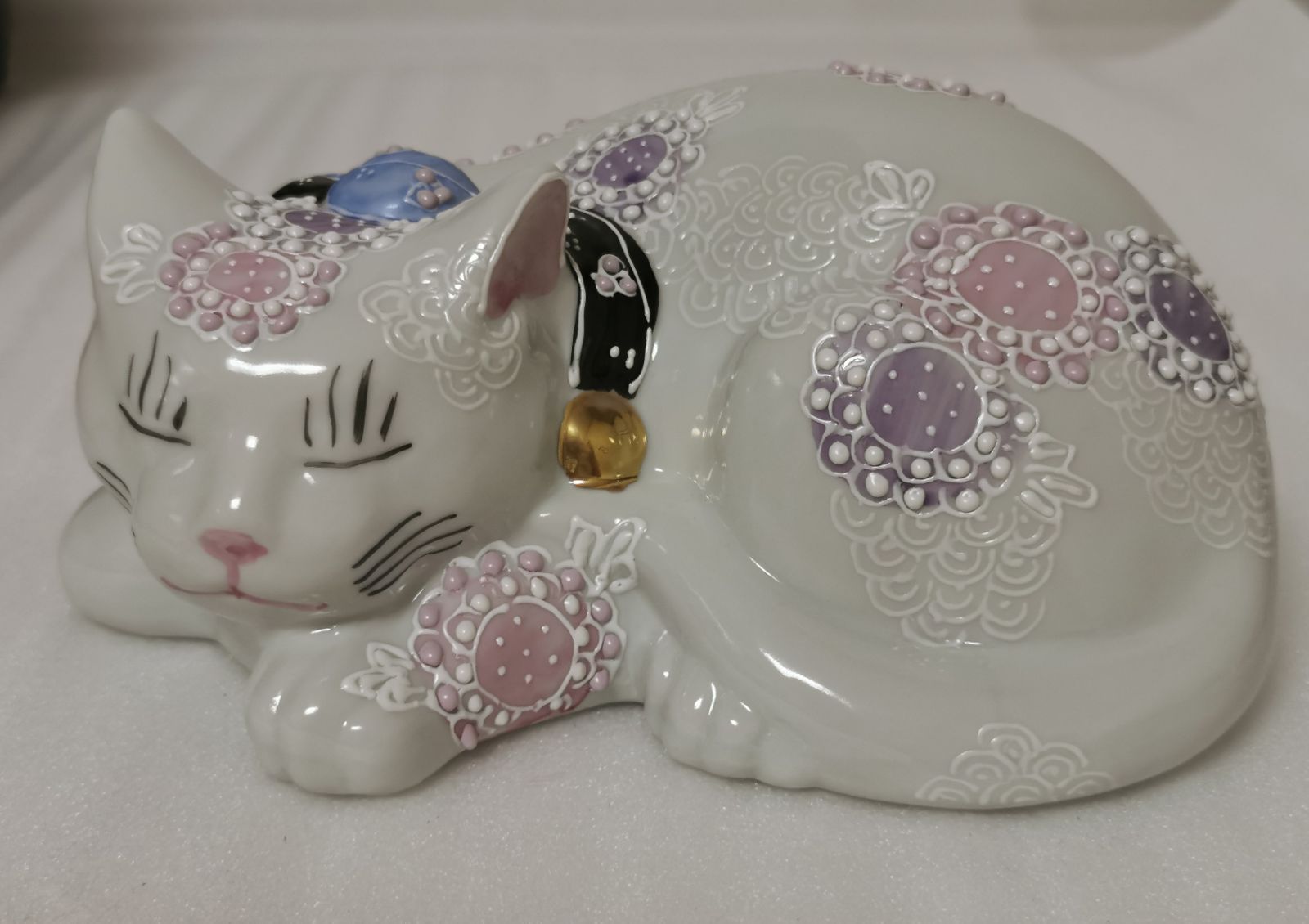 九谷焼 眠り猫 置物 九谷焼 眠り猫 置物 花むらさき 座布団付（全長 約17cm