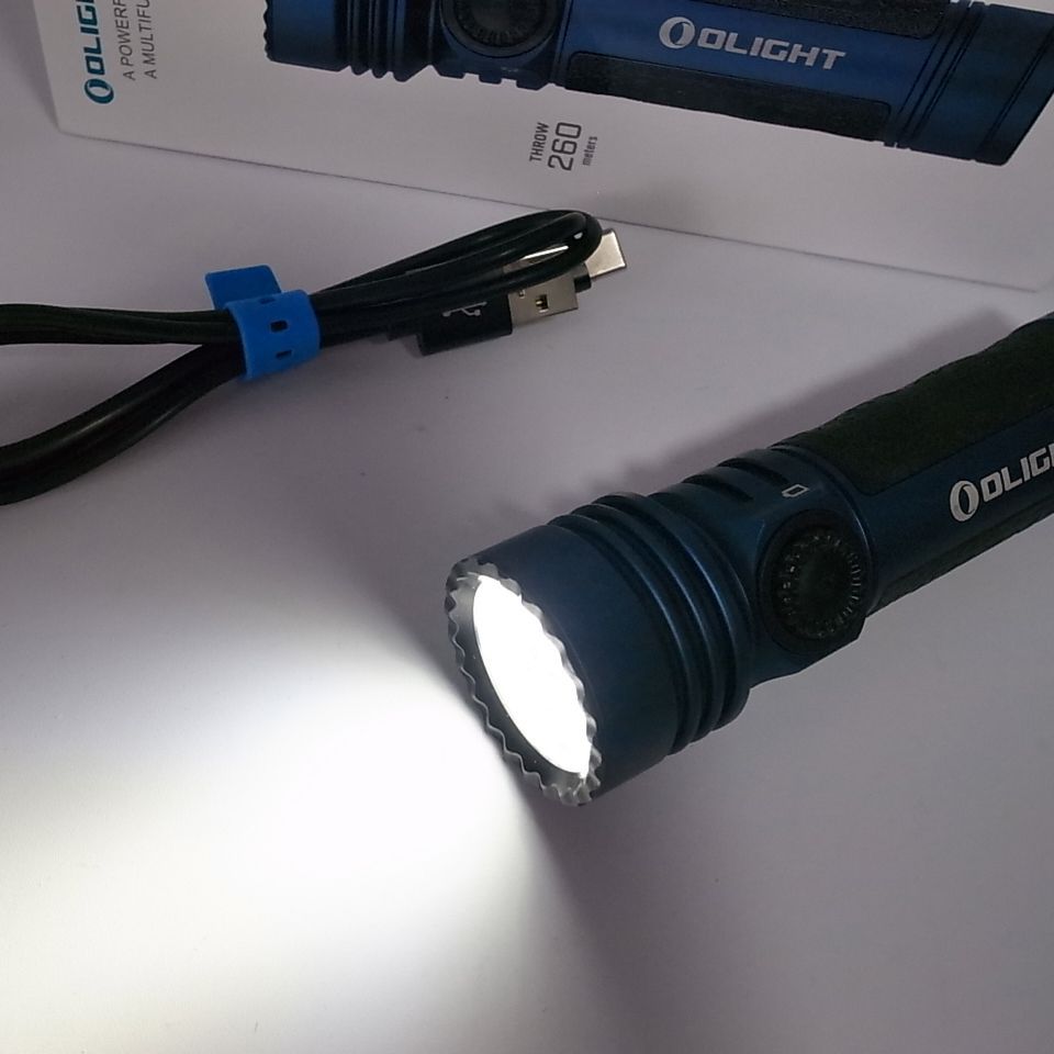 【超強力な4600lm 懐中電灯】OLIGHT Seeker 4 Pro　キャンプに最適！ 本体 ホルスター付　オーライト
