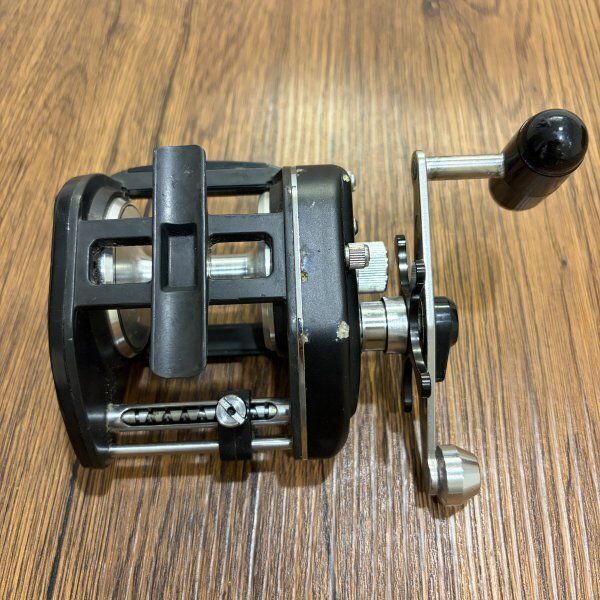 ダイワ Daiwa ミリオネア MILLIONAIRE ST40 両軸リール ベイト 黒
