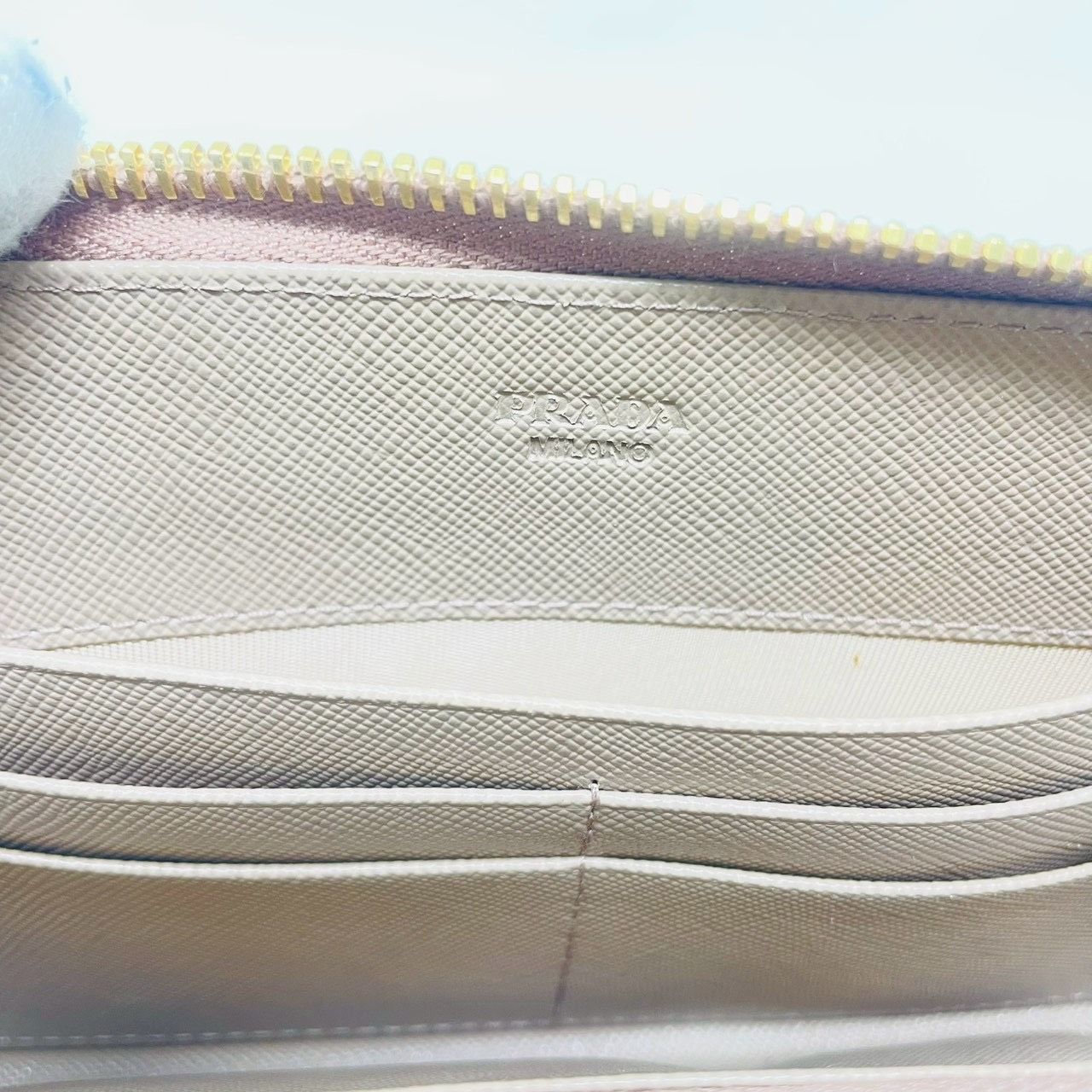 ❗️✨人気リボンデザイン✨❗️】PRADA サフィアーノ ラウンド
