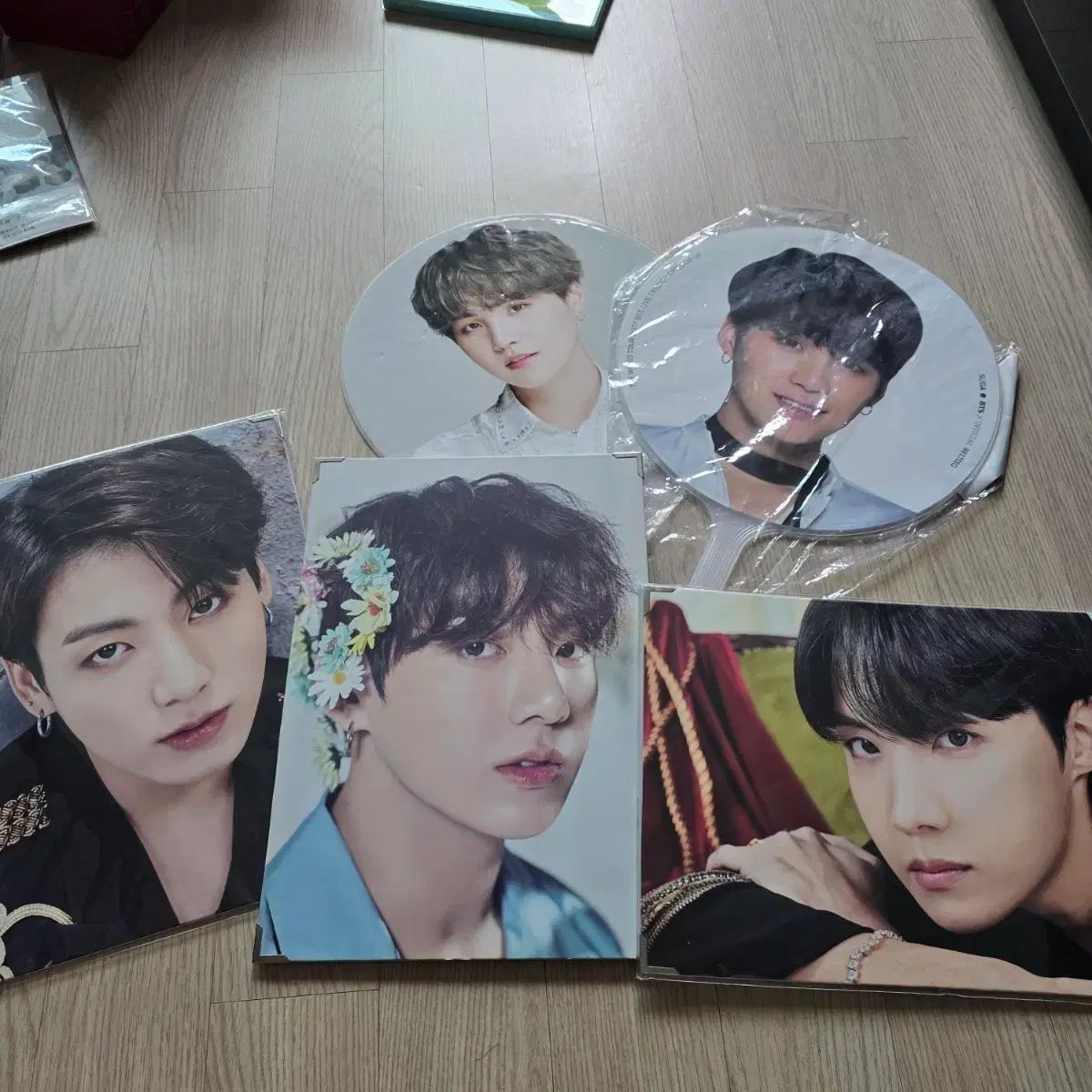 BTS グッズまとめ売り BTS トレカ プレミアムフォト BTS うちわ BTS プレフォトおよびうちわ まとめ売り bts - メルカリ