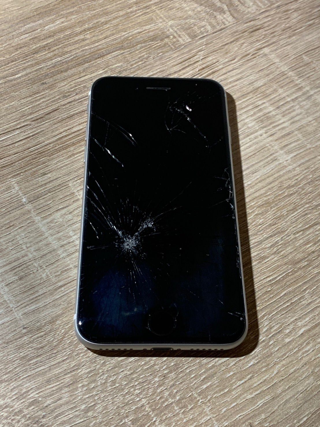 2133 iPhone SE 第二世代 64GB ホワイト ジャンク品【ネ】