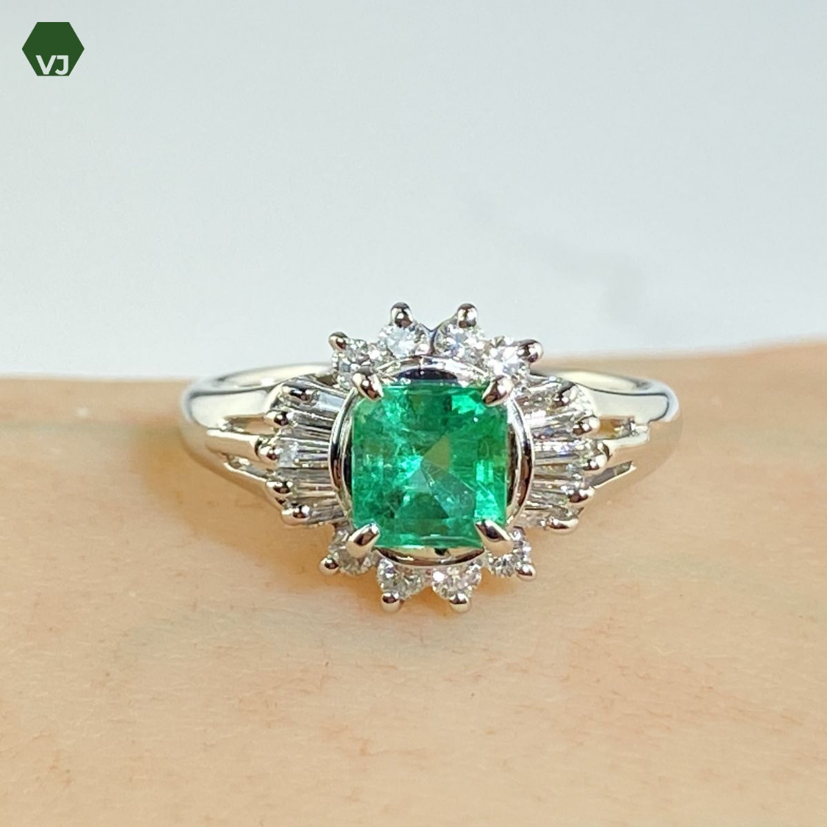 34-26】エメラルド ダイヤモンド リング 0.68ct D0.32ct【中古