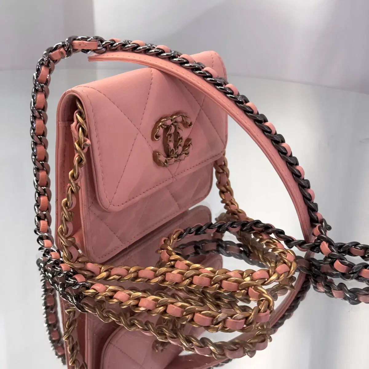 シャネル 19 チェーン 財布 ラムスキン フラップバッグ ベイビー