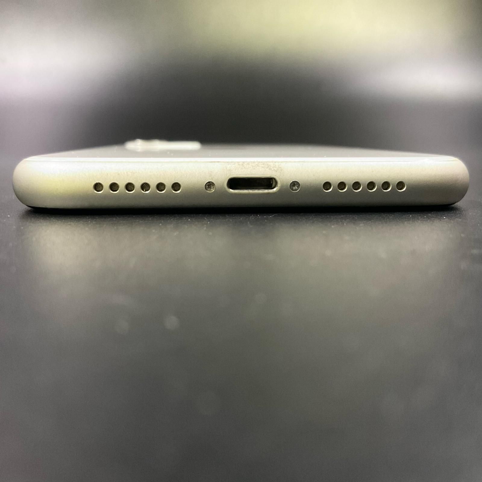 iPhone 11 64GB ホワイト au 白ロム【液晶割れ】 - メルカリ