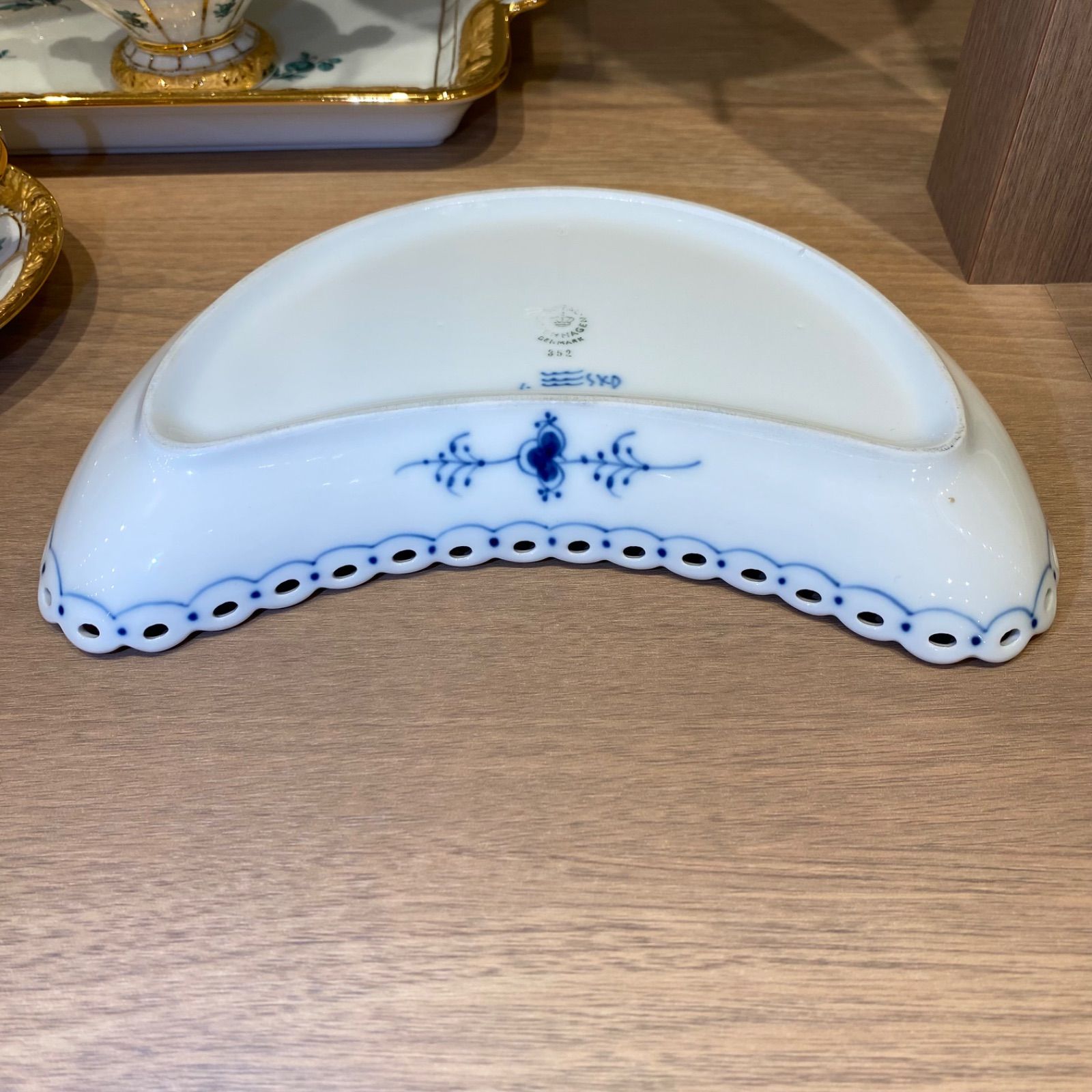 ロイヤルコペンハーゲン ブルーフルーテッド フルレース クレセント