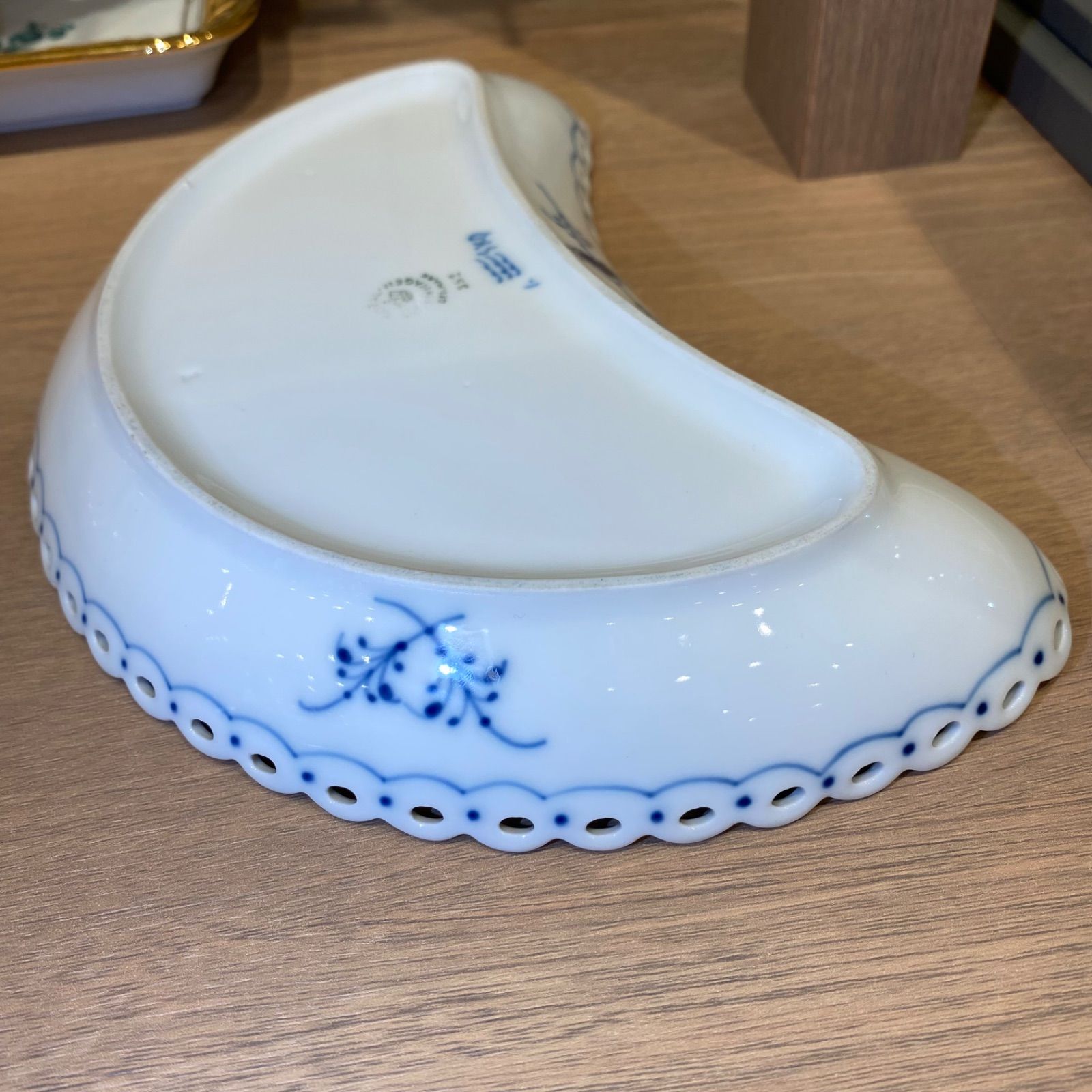 ロイヤルコペンハーゲン ブルーフルーテッド フルレース クレセント