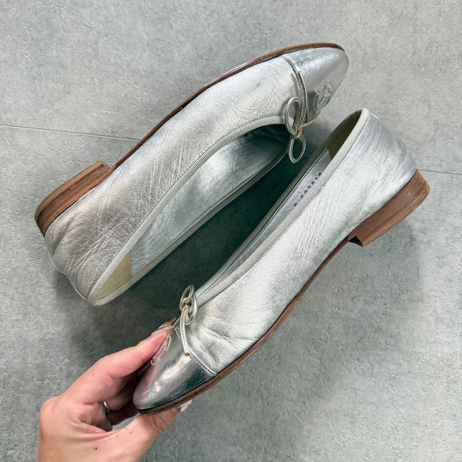 CHANEL シャネルフラットシューズピンク×シルバー ココマーク リボン38C CHANEL シャネル リボンバレエシューズ フラットシューズパンプス ココ