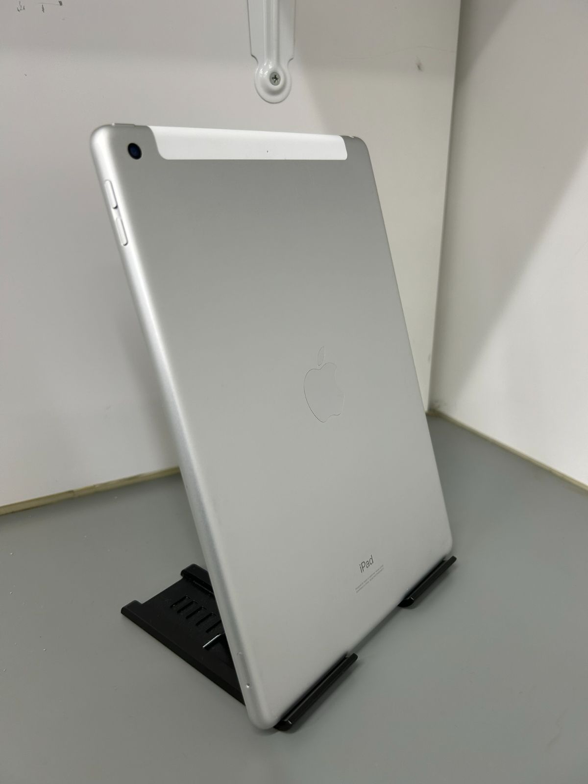 iPad 第7世代 32GB セルラー 中古 画面割れ - メルカリ