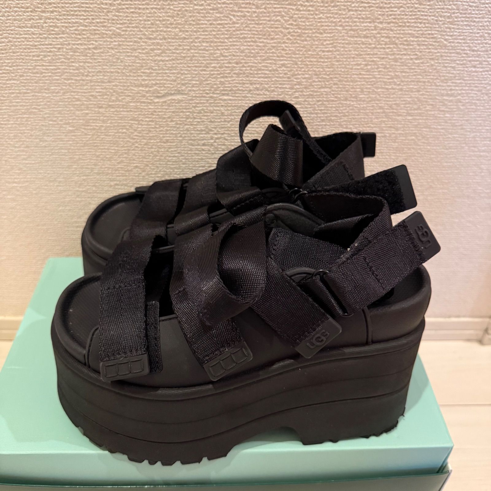 値下げ可能】UGG GOLDENRISE アグ ゴールデンライズ サンダル 厚底