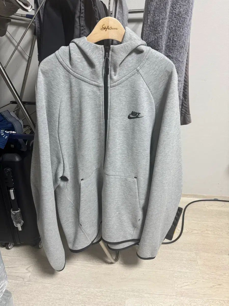 ナイキ テック フリース フーディー ジップアップ グレー