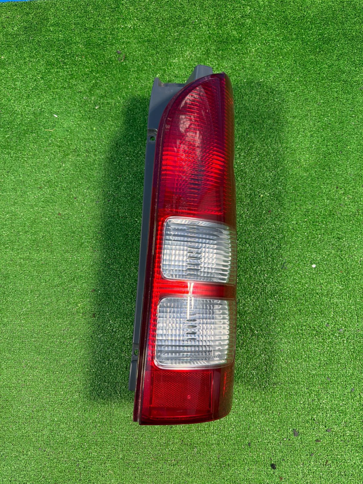 トヨタ 200系 ハイエース 純正 右側 テールランプ KOITO 26-120 (2230