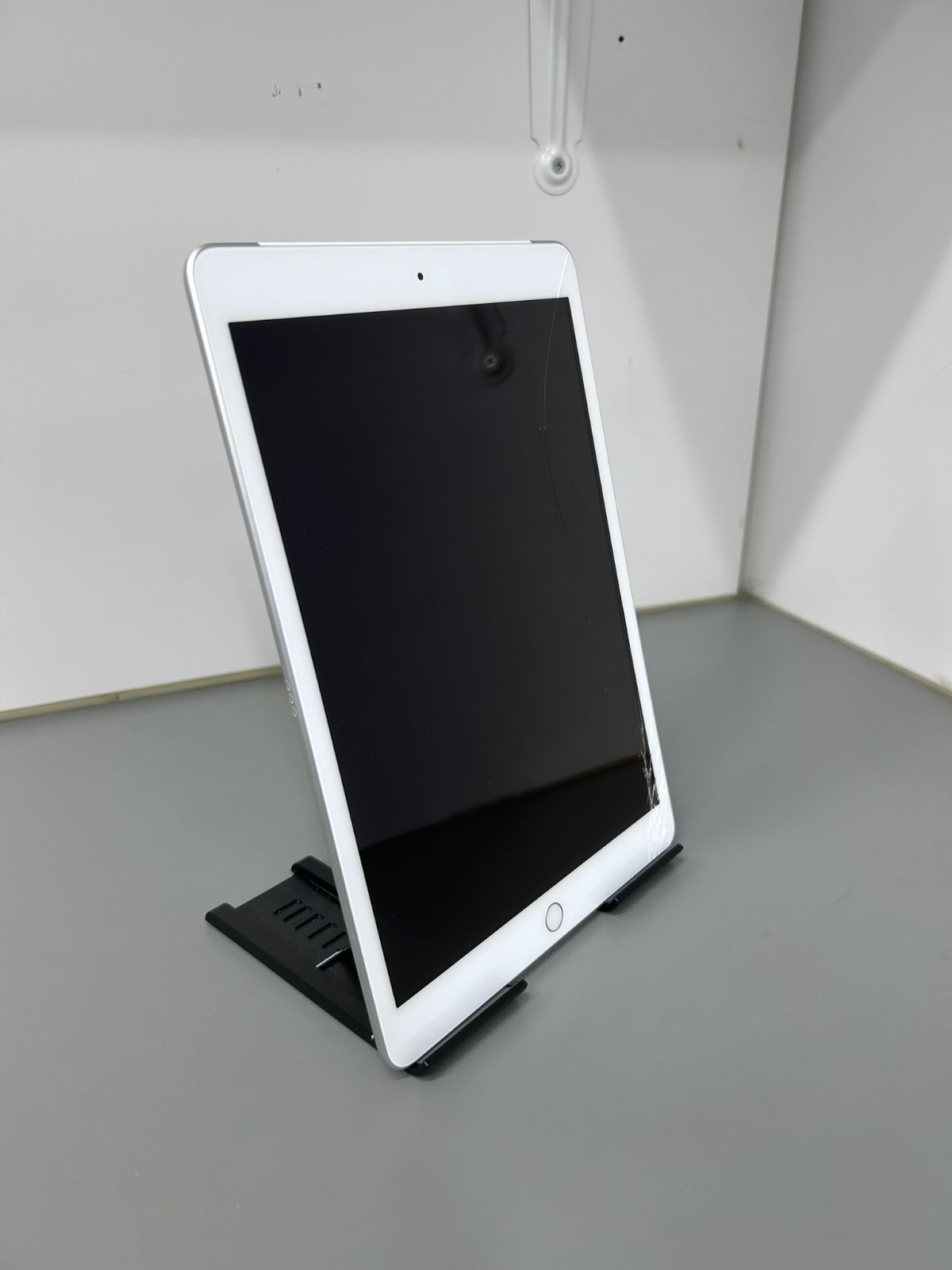 139] 【状態：画面右割れ】iPad 第7世代 Wi-Fi+セルラーモデル 32GB