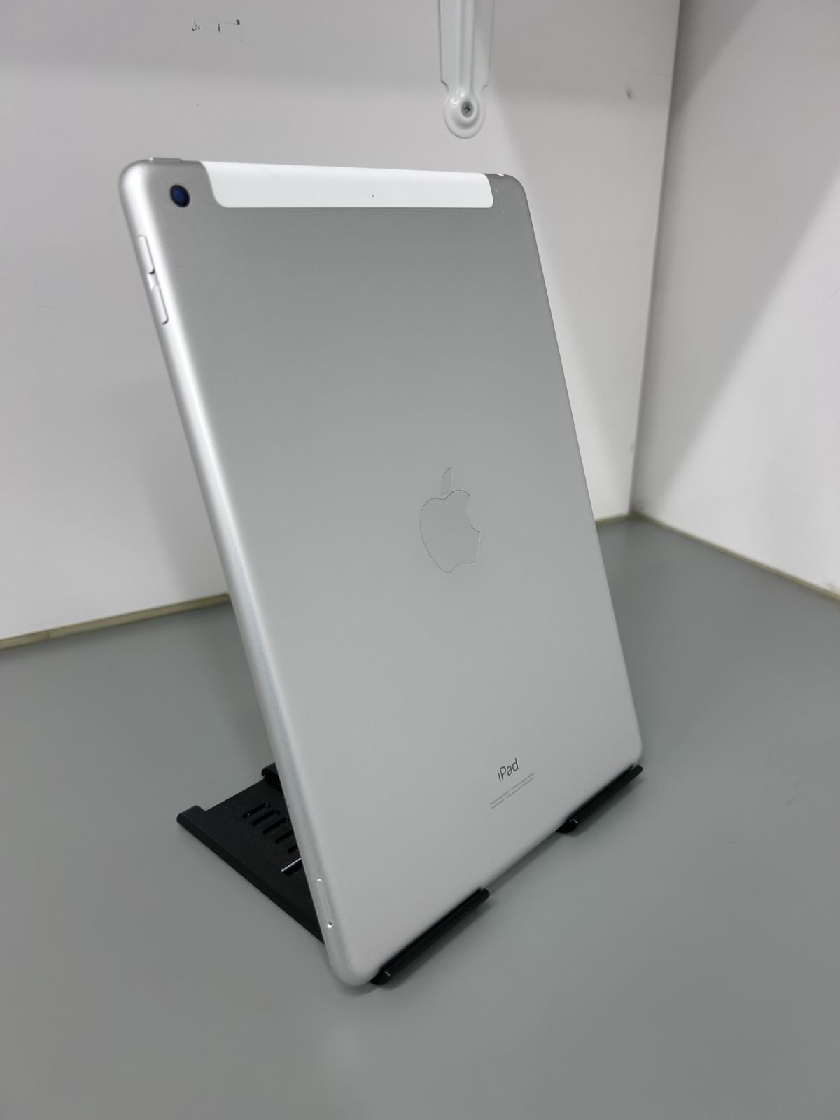 139] 【状態：画面右割れ】iPad 第7世代 Wi-Fi+セルラーモデル 32GB
