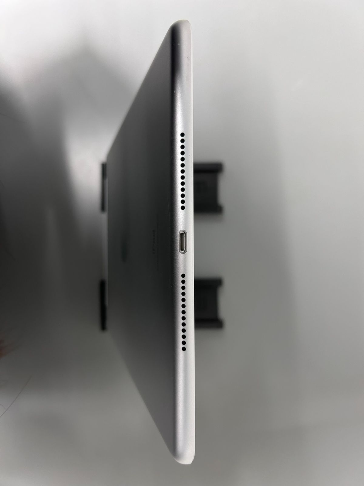 139] 【状態：画面右割れ】iPad 第7世代 Wi-Fi+セルラーモデル 32GB