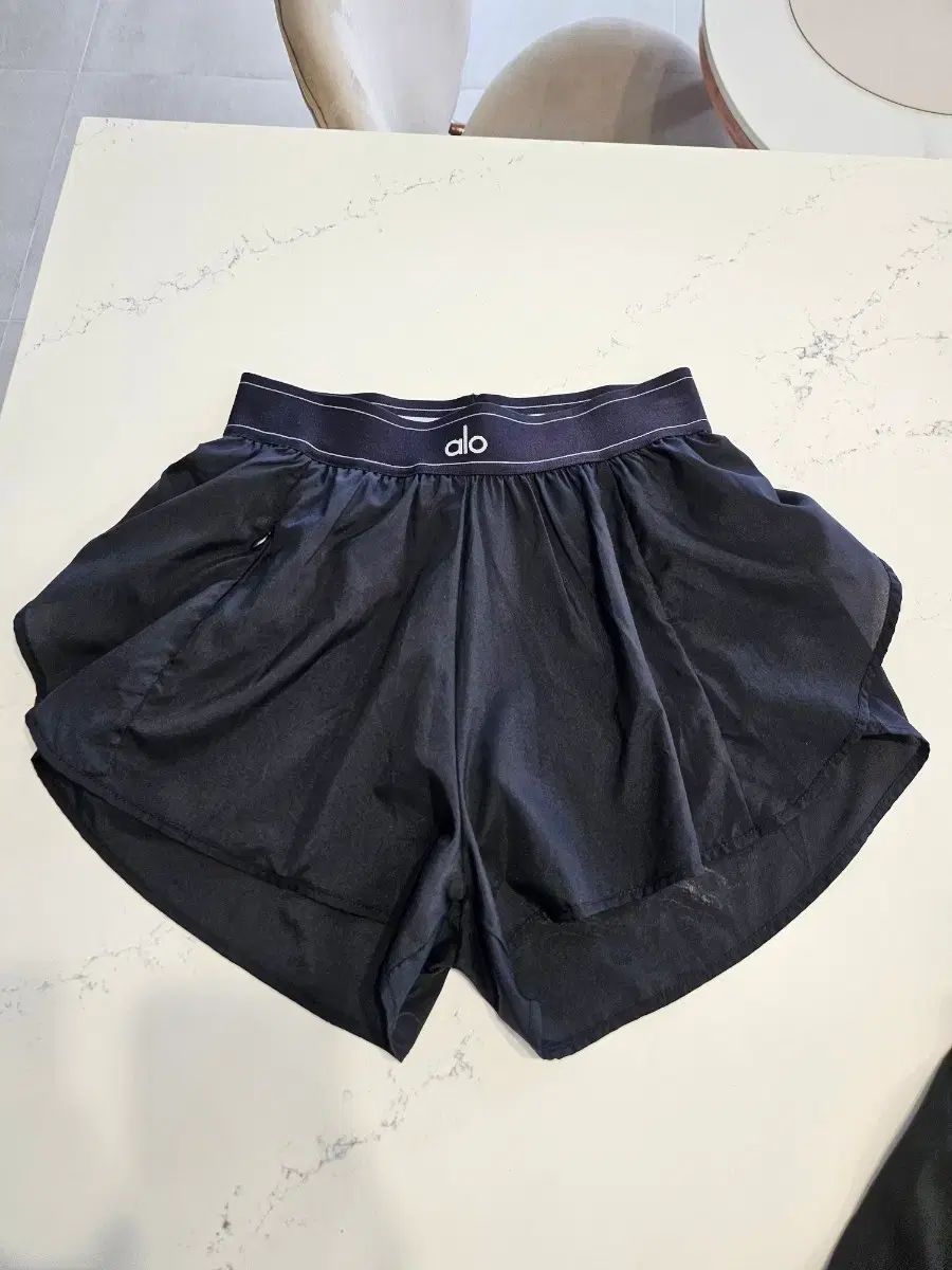 aloショートパンツxs Alo yoga アコレードショートパンツ XSサイズ 黒