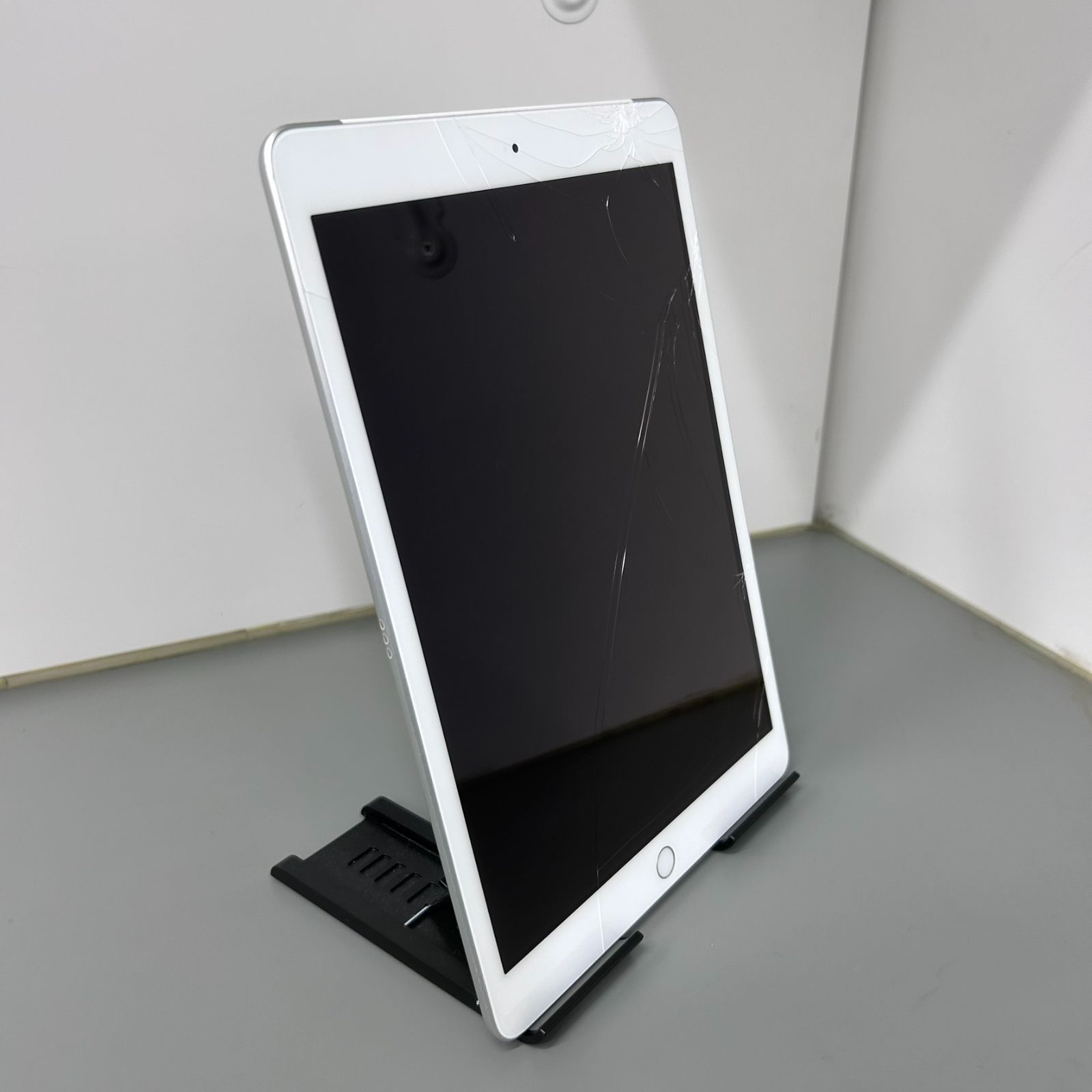 Apple iPad 本体 シルバー ひび割れあり　第7世代　128GB iPad 第7世代 128GB セルラー シルバー(画面割れ) - メルカリ