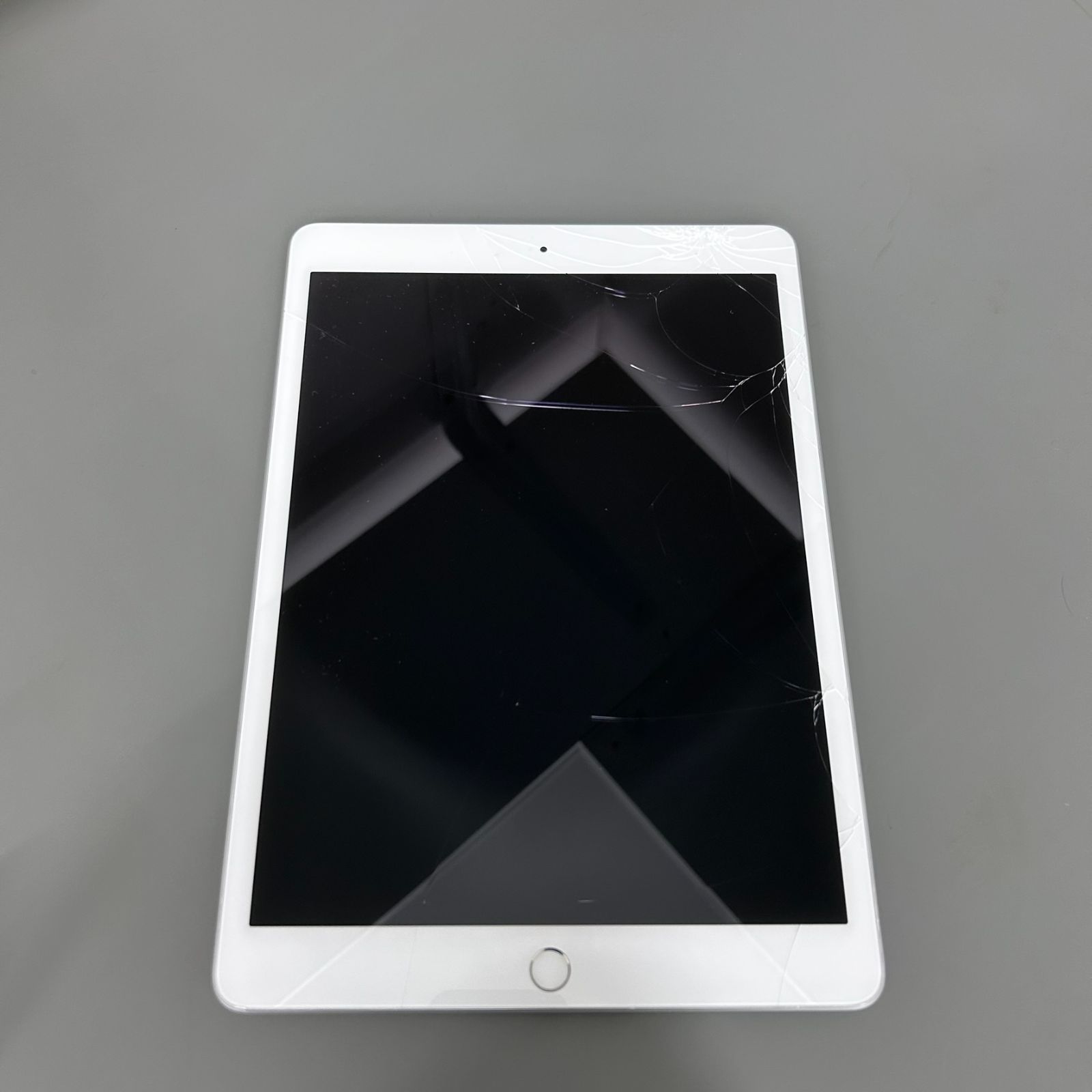 iPad 第7世代 128GB セルラー シルバー(画面割れ) - メルカリ