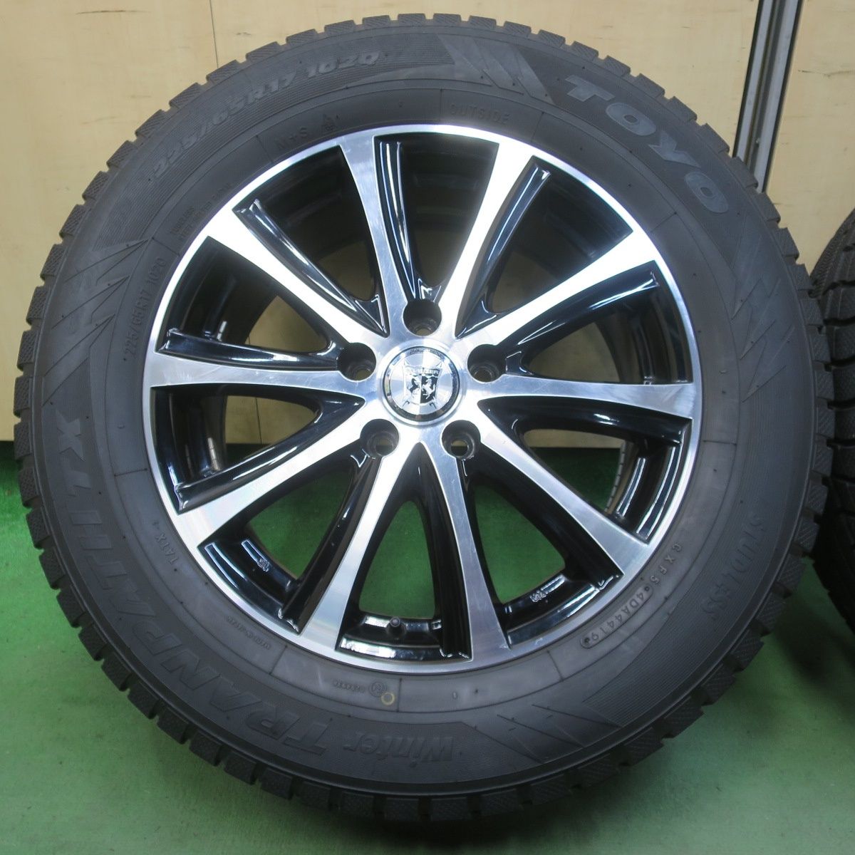 バリ溝！9.5分◎スタッドレス 225/65R17 トーヨー ウインター