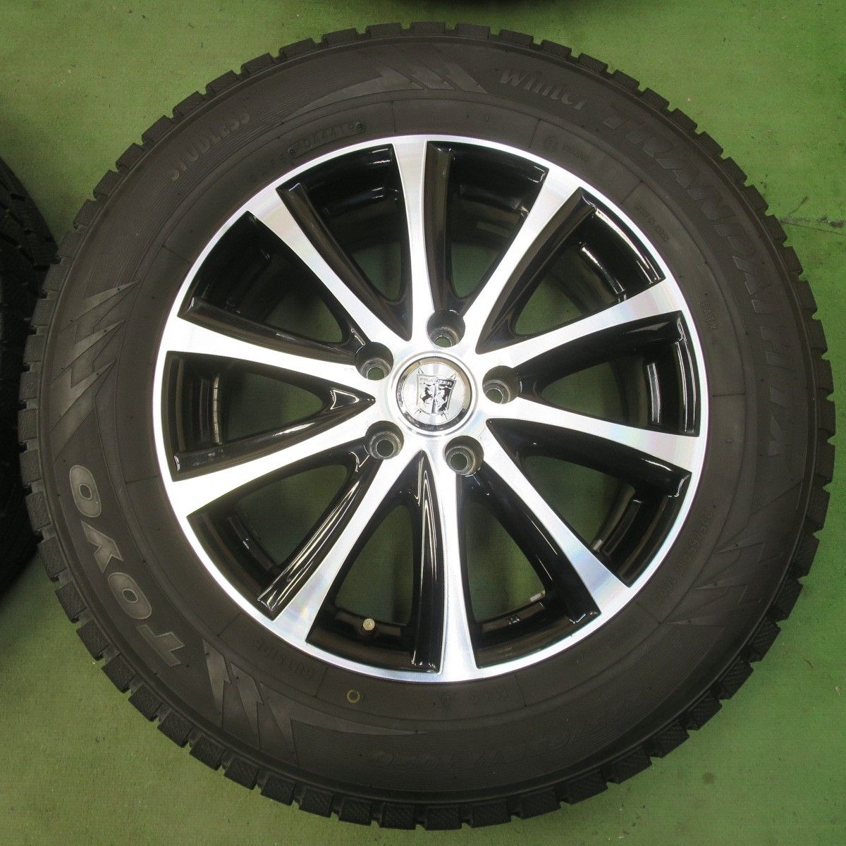 バリ溝！9.5分◎スタッドレス 225/65R17 トーヨー ウインター