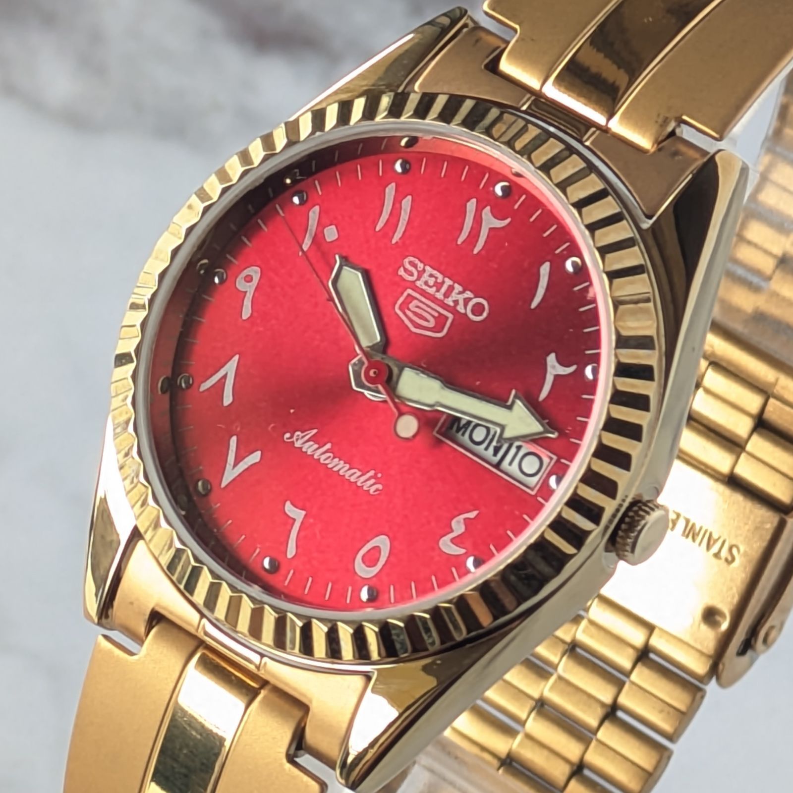 稼働品 SEIKO セイコー5 自動巻き 80s ヴィンテージ レッド文字盤 アラビア数字 ゴールドベゼル ステンレススチール デイデイト