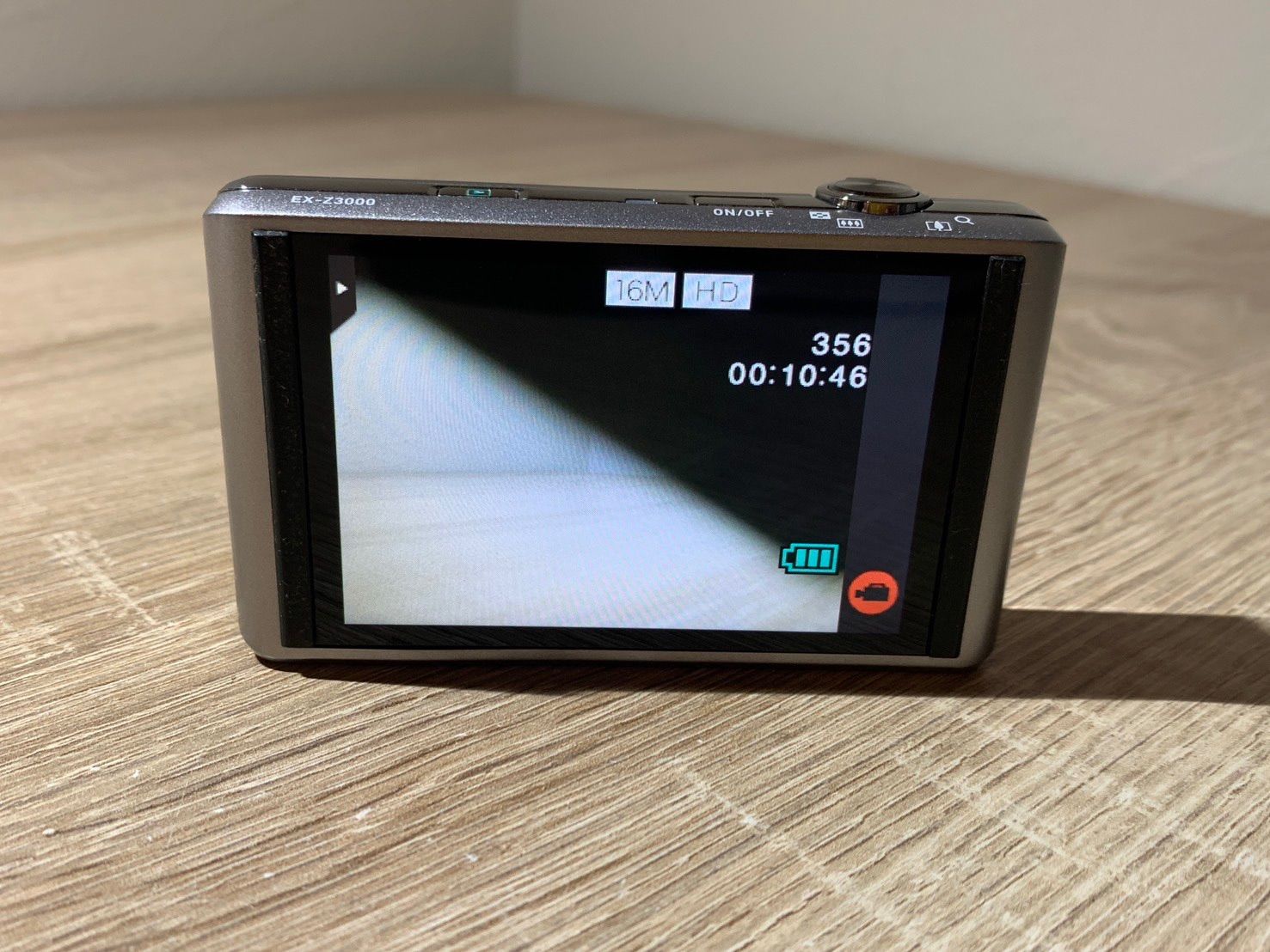 2098 Casio EXILIM EX-Z3000 シルバー ジャンク品 デジカメ【ネ