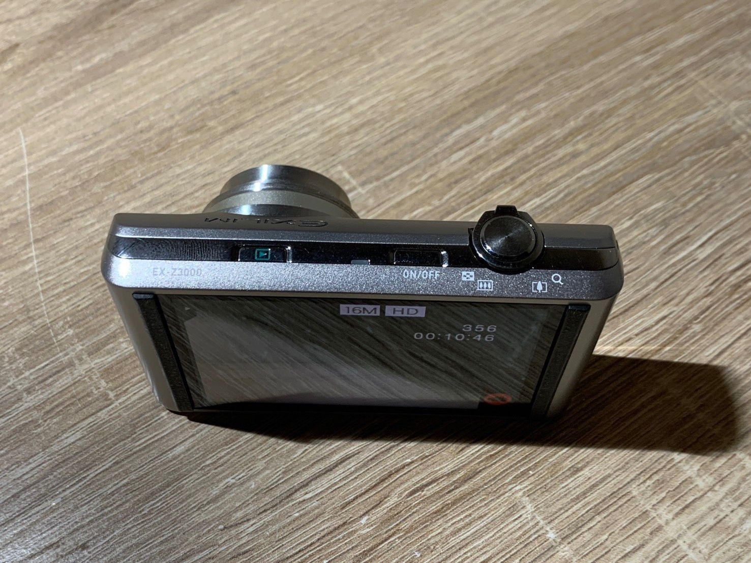 2098 Casio EXILIM EX-Z3000 シルバー ジャンク品 デジカメ【ネ