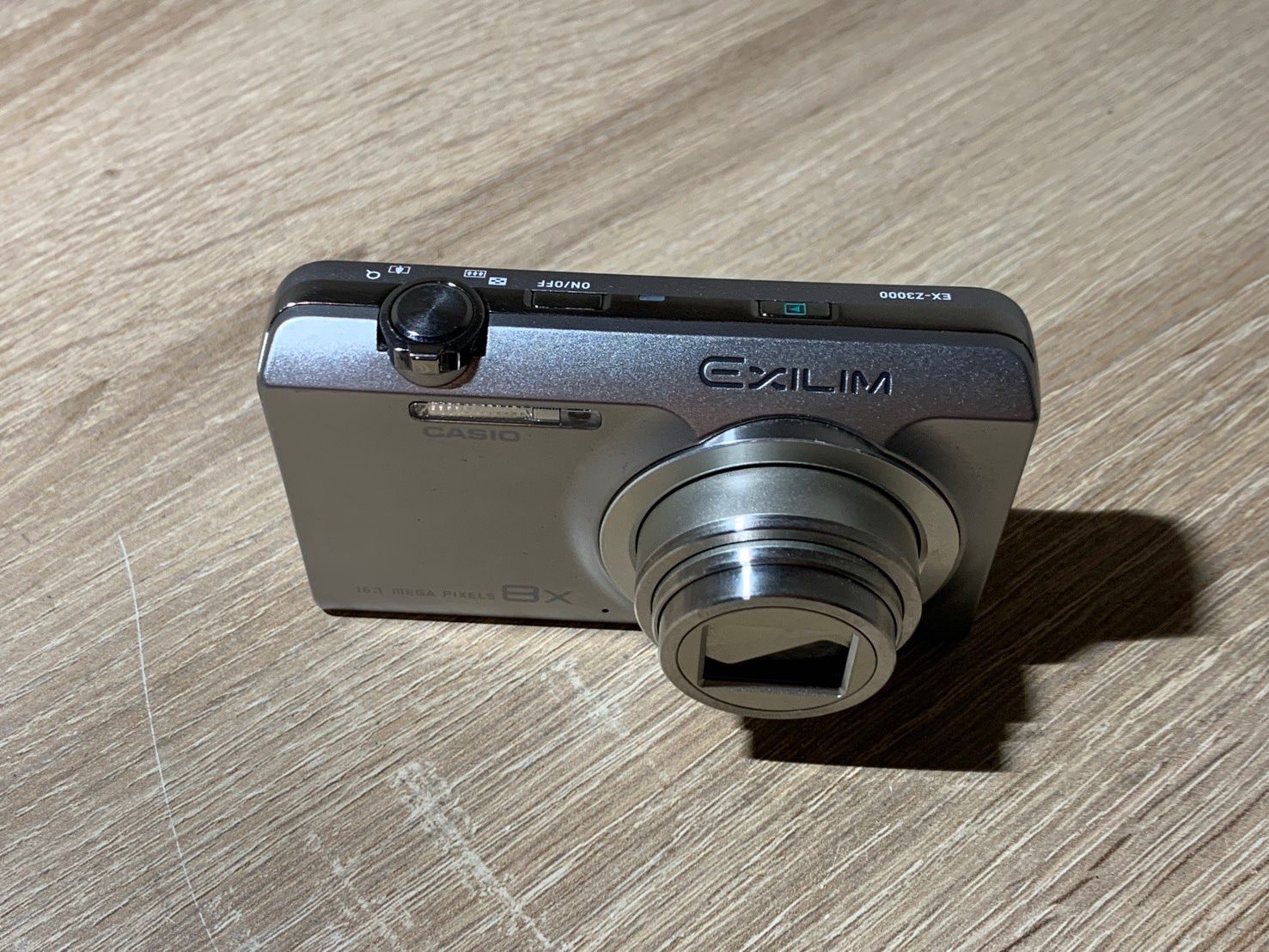 2098 Casio EXILIM EX-Z3000 シルバー ジャンク品 デジカメ【ネ