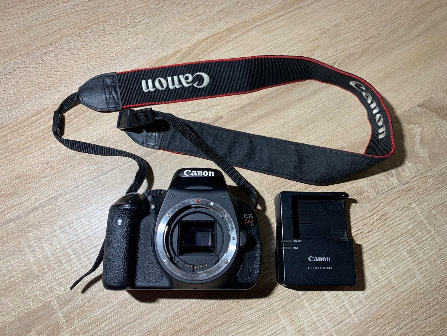 2129 Canon EOS Kiss X5 ブラック 動作確認済み 側面カバー欠品【宅】